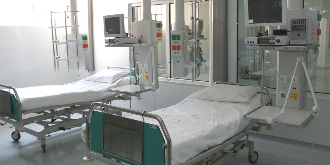 Σε άμεσα και δραστικά μέτρα για «ράντζα» και ΜΕΘ προχωρά το υπουργείο Υγείας
