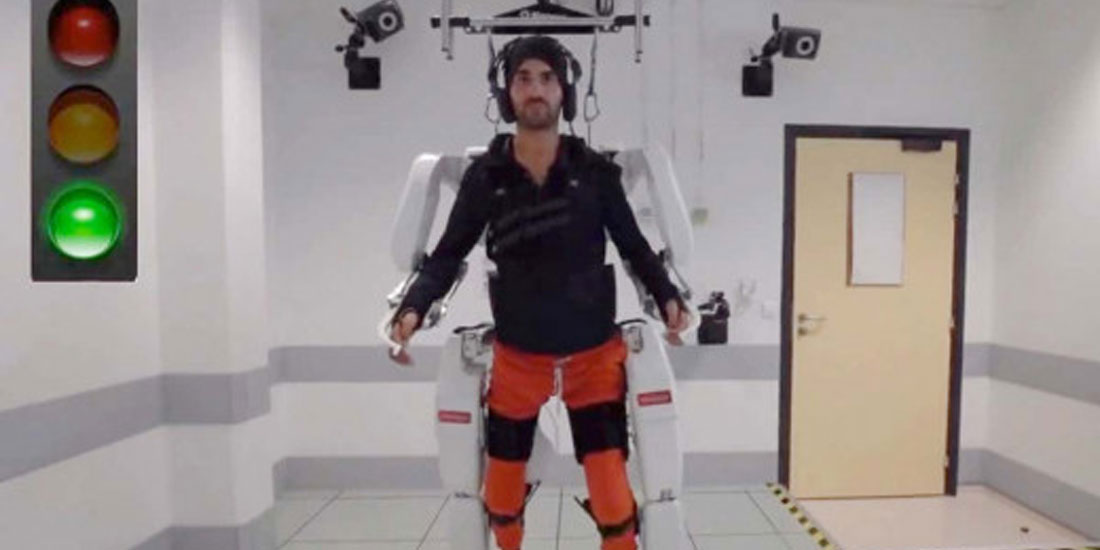 Παράλυτος άνδρας περπατά ξανά με τη βοήθεια ρομποτικού εξωσκελετού