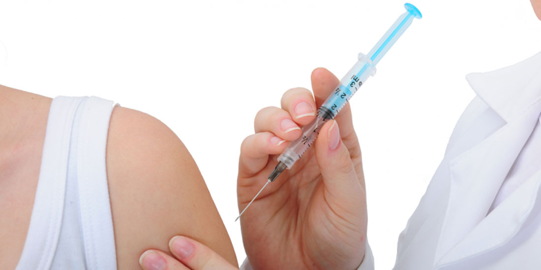 Αντιβιοτικά και αντιγριπικοί εμβολιασμοί έφεραν (ξανά) σε αντιπαράθεση γιατρούς και φαρμακοποιούς
