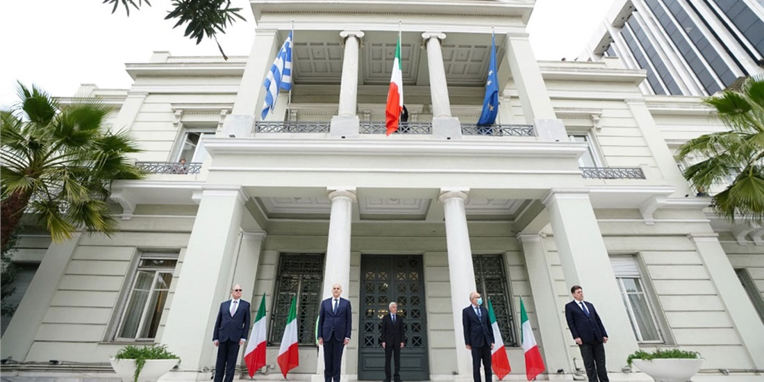 Τελετή σε ένδειξη συμπαράστασης της Ελλάδας στην Ιταλία στο υπουργείο Εξωτερικών