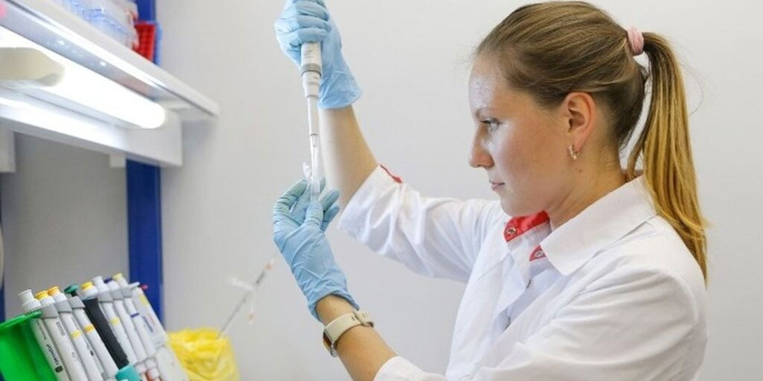 Κορυφαίοι επιστήμονες σχολιάζουν την διακοπή των δοκιμών για το εμβόλιο της AstraZeneca