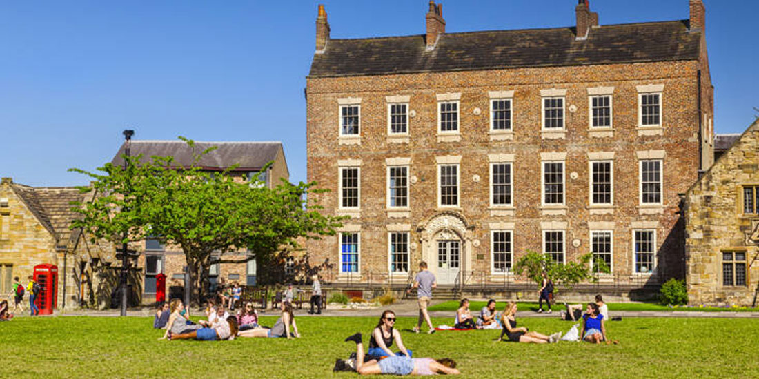 Βρετανία: Σχεδόν 1.000 φοιτητές και μέλη του προσωπικού του Durham University διαγνώστηκαν θετικοί στον κορωνοϊό 