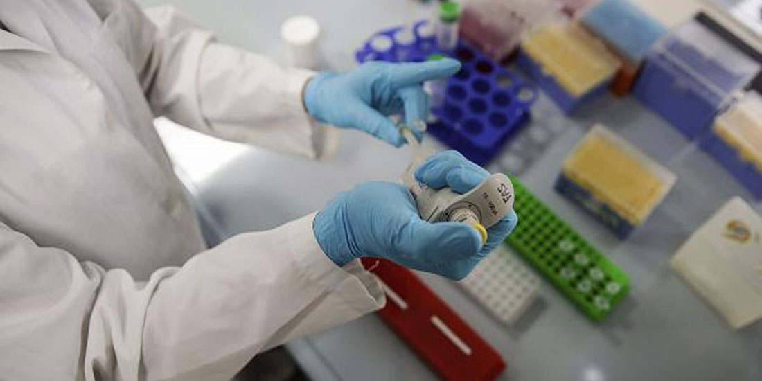 Βρετανοί ερευνητές θα «μολύνουν» εθελοντές με τον νέο κορωνοϊό για να μελετήσουν εμβόλια και θεραπείες
