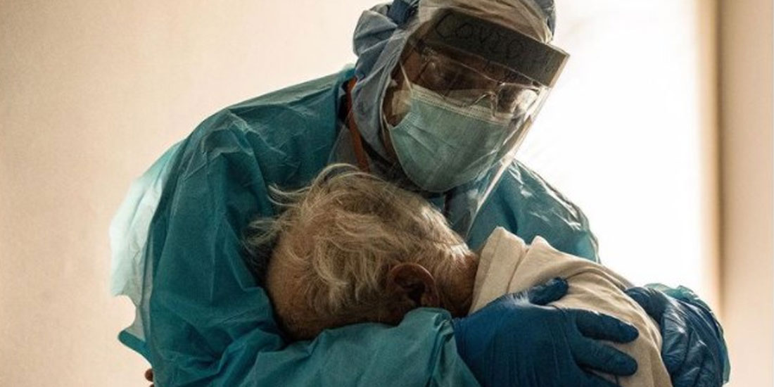 Μήνυμα «ανθρωπιάς» και κραυγή απελπισίας η φωτογραφία γιατρού που αγκαλιάζει ηλικιωμένο ασθενή