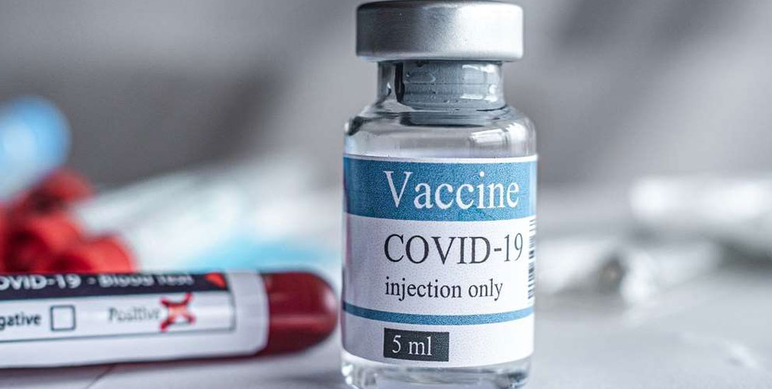 Εμβόλια κατά της COVID-19: Επιταχύνονται διαδικασίες παντού στον κόσμο