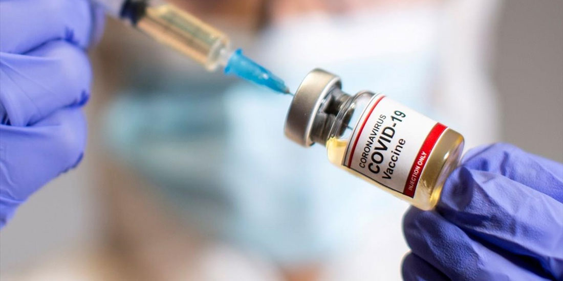Υπερτερούν σαφώς τα οφέλη του εμβολιασμού κατά του SARS-CoV-2 συγκριτικά με τις σπάνιες αλλεργικές αντιδράσεις στο εμβόλιο