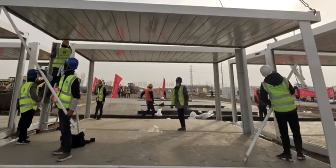 Εκατοντάδες εργάτες στην κατασκευή του «Κέντρου Καραντίνας» στο Πεκίνο