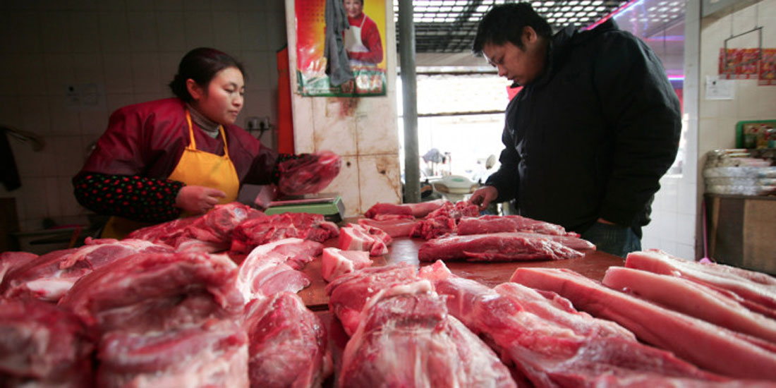 Κίνα: Εστία μολύνσεων εντοπίστηκε για πρώτη φορά σε εγχώριο εργοστάσιο επεξεργασίας κρέατος