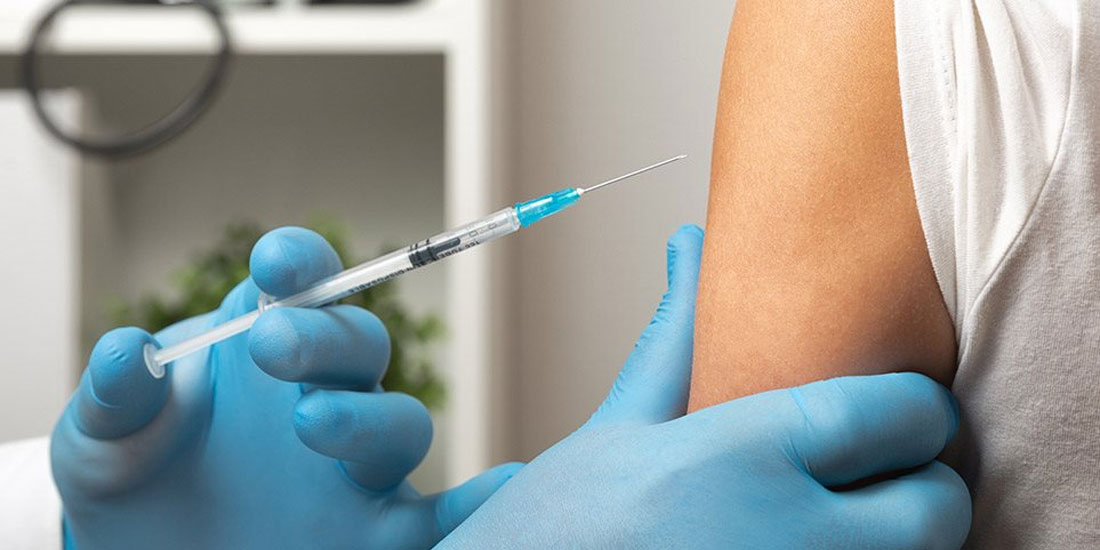 CDC: Λίγοι περισσότεροι από τους μισούς ενήλικους Αμερικανούς έχουν πλέον λάβει τουλάχιστον μία δόση εμβολίου
