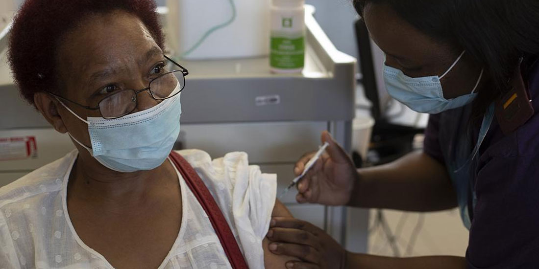 Νότια Αφρική: Η χώρα άρχισε να εμβολιάζει τον ευρύ πληθυσμό της
