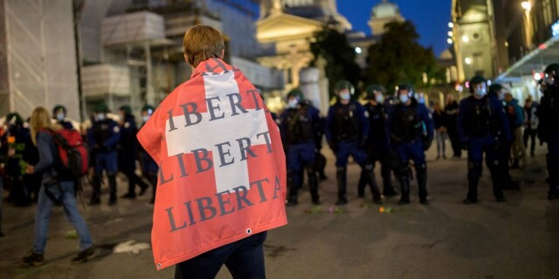 Συμπλοκές μεταξύ αστυνομίας και διαδηλωτών, σε μια κινητοποίηση κατά των υγειονομικών μέτρων στη Βέρνη