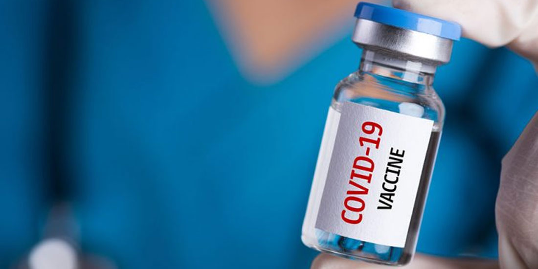 Εμβόλια για την COVID-19: Αντίθετα με την αρμόδια επιτροπή των CDC, η διευθύντριά τους συνιστά τρίτη δόση για τους εργαζόμενους υψηλού κινδύνου