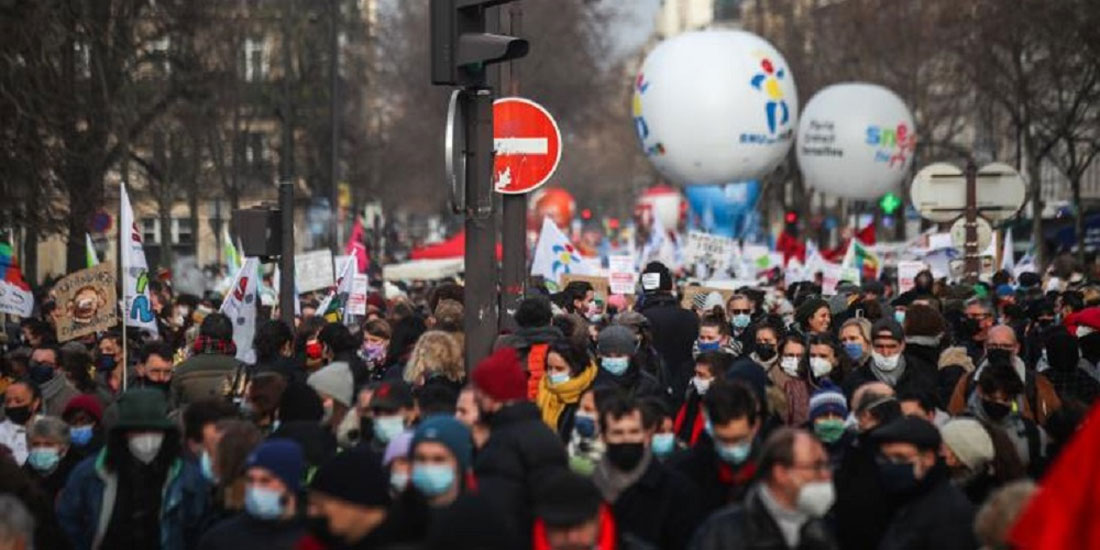 Στους δρόμους οι εκπαιδευτικοί στη Γαλλία κατά της κυβερνητικής στρατηγικής για τον κορονοϊό στα σχολεία