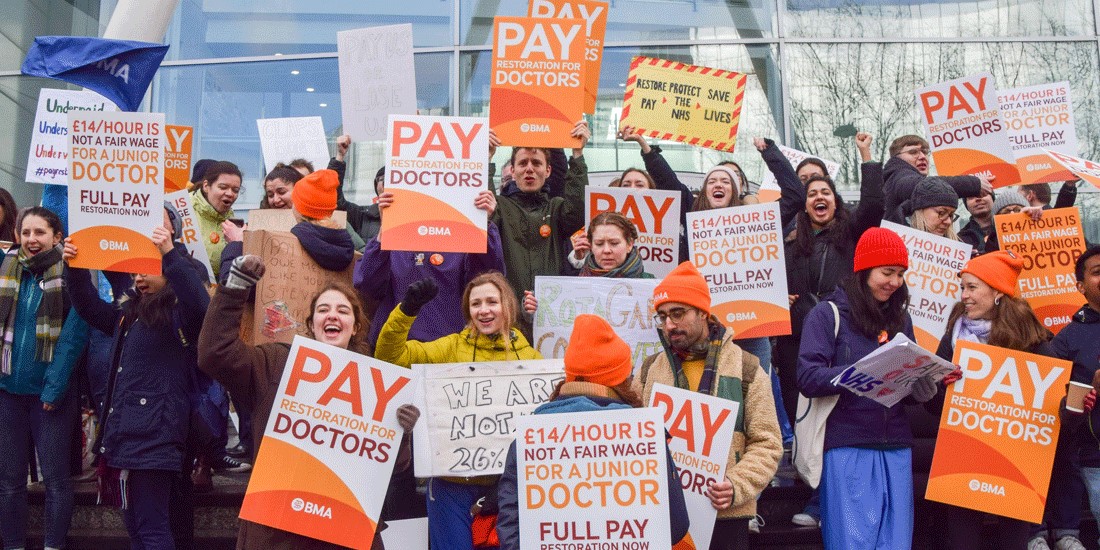 Τετραήμερη απεργία θα πραγματοποιήσουν τον Απρίλιο οι εκπαιδευόμενοι γιατροί στην Αγγλία