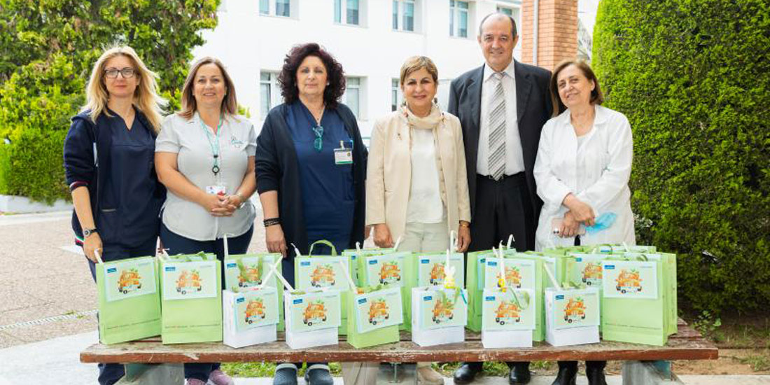 Πασχαλινά δώρα στα παιδιά που νοσηλεύονται στο Παπαγεωργίου από μαθητές και κοινωνικές οργανώσεις