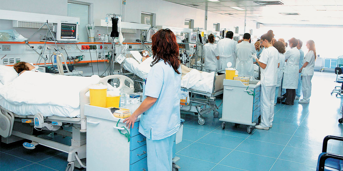 Την κατάρρευση των νοσοκομείων καταγγέλλουν τα κόμματα της αντιπολίτευσης