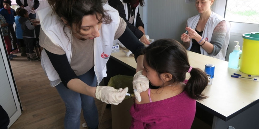 Εκστρατεία εμβολιασμού χιλιάδων παιδιών στη Λέσβο και τη Σάμο από τους Γιατρούς Χωρίς Σύνορα